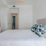 Апартаменты Luxury 2 Bedroom Plaza Alcantara *